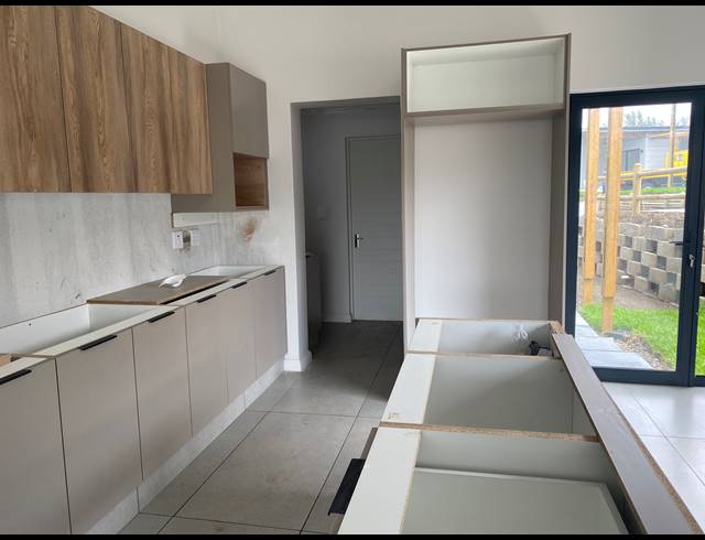 3 BEDROOM TOWNHOUSE FOR SALE IN PALM LAKES ESTATE